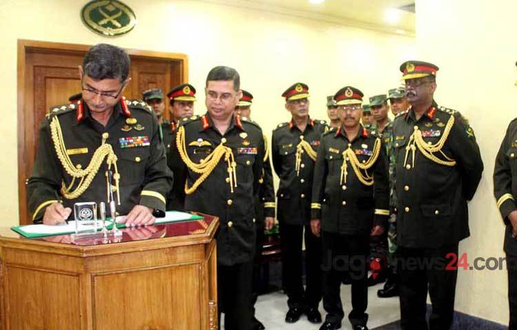 ঢাকা সেনানিবাসের সেনাসদরে শফিউল হকের কাছে বৃহস্পতিবার দুপুর সোয়া ১২টার দিকে দায়িত্ব হস্তান্তর করেন বিদায়ী সেনাপ্রধান জেনারেল ইকবাল করিম ভূঁইয়া।