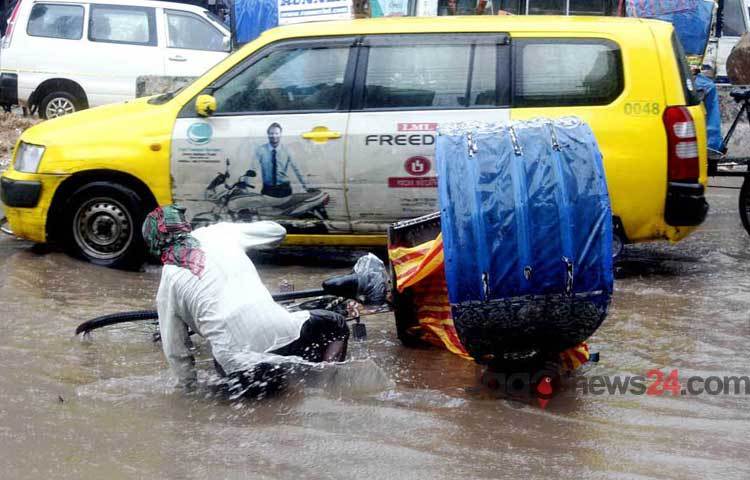 মৌসুমী বায়ুর প্রভাবে বঙ্গোপসাগরে সৃষ্ট নিম্নচাপের কারণে বৃষ্টিতে তলিয়ে গেছে রাজধানীর বিভিন্ন সড়ক ও অলিগলি। ছবিটি শনিবার মালিবাগ ও মৌচাক এলাকা থেকে তোলা