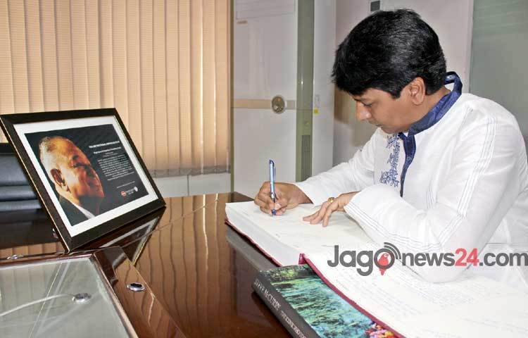 দেশের অন্যতম বৃহৎ শিল্প পরিবার প্রাণ-আরএফএল গ্রুপের প্রতিষ্ঠাতা ও প্রধান নির্বাহী মেজর জেনারেল (অব.) আমজাদ খান চৌধুরীর মৃত্যুর সংবাদ শুনে বৃহস্পতিবার প্রাণ-আরএফএল সেন্টারে ছুটে আসেন দেশের প্রতিষ্ঠিত ব্যবসায়ীরা।