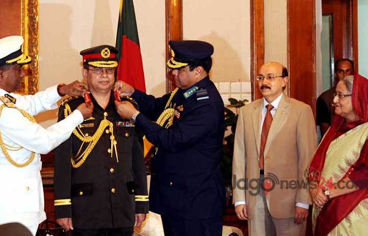 গণভবনে বৃহস্পতিবার দুপুরে নৌবাহনী প্রধান ভাইস অ্যাডমিরাল এম ফরিদ হাবিব এবং বিমান বাহিনী প্রধান এয়ার মার্শাল আবু এসরার নবনিযুক্ত সেনাবাহিনী প্রধান লেফটেন্যান্ট জেনারেল বেলাল মোহাম্মদ শফিউল হককে জেনারেল র&zwnj;্যাঙ্ক ব্যাজ পরিয়ে দেন। এসময় প্রধানমন্ত্রী শেখ হাসিনা উপস্থিত ছিলেন।&nbsp;