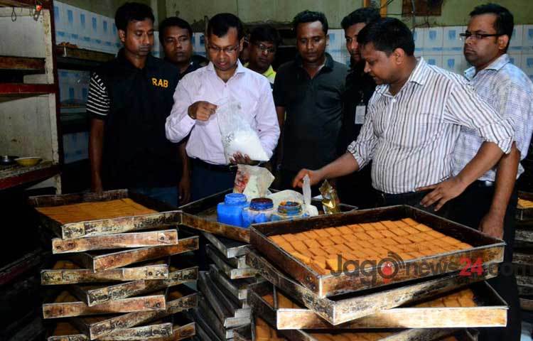 বুধবার রাজধানীর আরামবাগ এলাকায় বিএসটিআইয়ের অনুমোদন ছাড়াই অস্থাস্থ্যকর পরিবেশে পাউরুটি তৈরির অপরাধে জরিমানা করেছে র&zwnj;্যাবের ভ্রাম্যমাণ আদালত