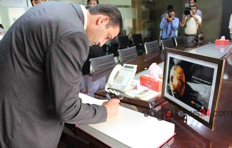 দেশের অন্যতম বৃহৎ শিল্প পরিবার প্রাণ-আরএফএল গ্রুপের প্রতিষ্ঠাতা ও প্রধান নির্বাহী মেজর জেনারেল (অব.) আমজাদ খান চৌধুরীর মৃত্যুর সংবাদ শুনে বৃহস্পতিবার প্রাণ-আরএফএল সেন্টারে ছুটে আসেন দেশের প্রতিষ্ঠিত ব্যবসায়ীরা।