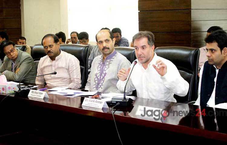 বৃহস্পতিবার বিজিএমইএ ভবনে অনুষ্ঠিত এক সেমিনারে উপস্থিত অতিথিরা।