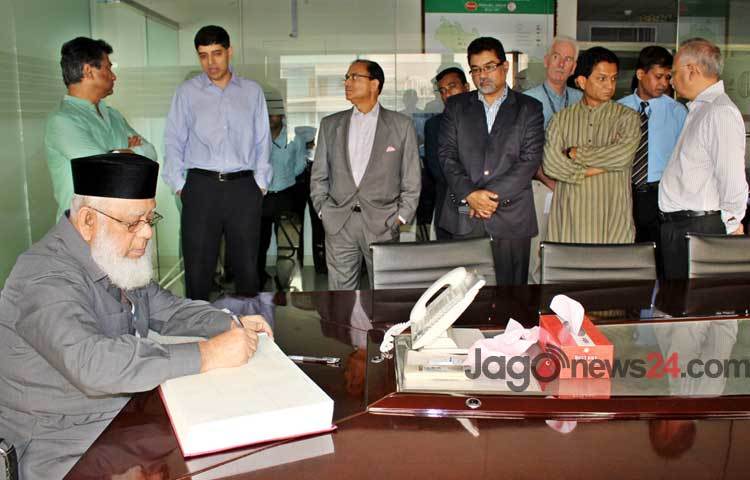 দেশের অন্যতম বৃহৎ শিল্প পরিবার প্রাণ-আরএফএল গ্রুপের প্রতিষ্ঠাতা ও প্রধান নির্বাহী মেজর জেনারেল (অব.) আমজাদ খান চৌধুরীর মৃত্যুর সংবাদ শুনে বৃহস্পতিবার প্রাণ-আরএফএল সেন্টারে ছুটে আসেন দেশের প্রতিষ্ঠিত ব্যবসায়ীরা।