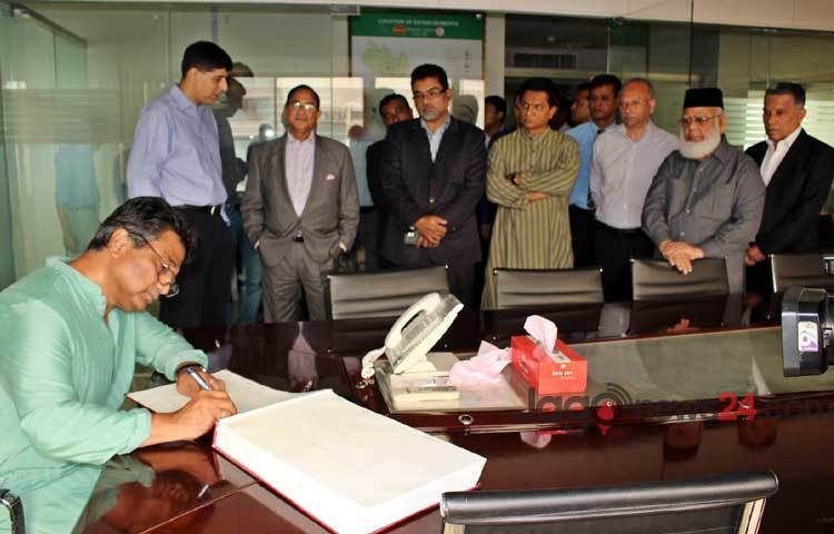 দেশের অন্যতম বৃহৎ শিল্প পরিবার প্রাণ-আরএফএল গ্রুপের প্রতিষ্ঠাতা ও প্রধান নির্বাহী মেজর জেনারেল (অব.) আমজাদ খান চৌধুরীর মৃত্যুর সংবাদ শুনে বৃহস্পতিবার প্রাণ-আরএফএল সেন্টারে ছুটে আসেন দেশের প্রতিষ্ঠিত ব্যবসায়ীরা।