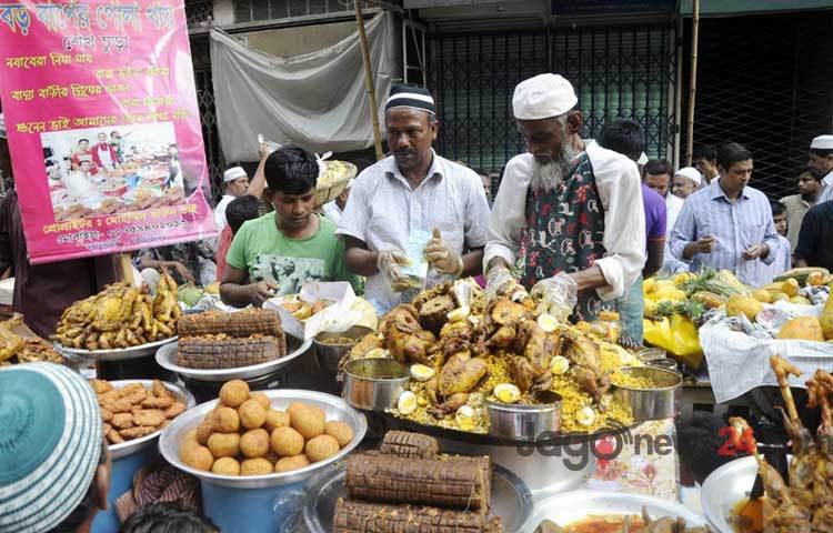 পবিত্র মাহে রমজান উপলক্ষে চকবাজারে বাহারি সব ইফতারির পসরা সাজিয়ে বসেছেন ব্যবসায়ীরা।