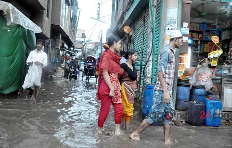 বৃষ্টি আর জলাবদ্ধতার কারণে বৃহস্পতিবার রাজধানীতে ব্যাপক জনদুর্ভোগ সৃষ্টি হয়েছে।