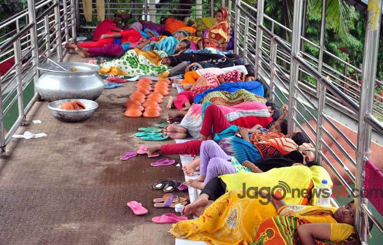 বুধবার জাতীয় প্রেসক্লাবের সামনে জাগো বাংলাদেশ গার্মেন্টস শ্রমিক ফেডারেশন আয়োজিত অবস্থান ধর্মঘট