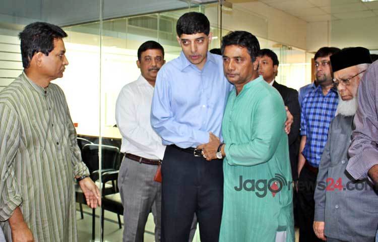 দেশের অন্যতম বৃহৎ শিল্প পরিবার প্রাণ-আরএফএল গ্রুপের প্রতিষ্ঠাতা ও প্রধান নির্বাহী মেজর জেনারেল (অব.) আমজাদ খান চৌধুরীর মৃত্যুর সংবাদ শুনে বৃহস্পতিবার প্রাণ-আরএফএল সেন্টারে ছুটে আসেন দেশের প্রতিষ্ঠিত ব্যবসায়ীরা।