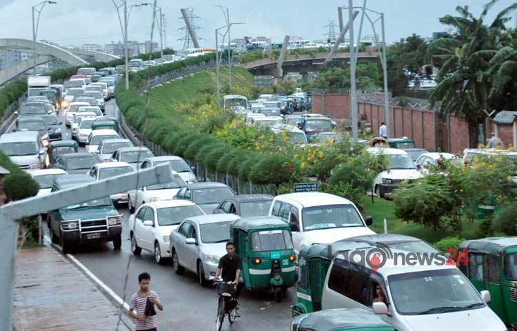 ঢাকাবাসী যানজট নামক দুর্ভোগে প্রতিনিয়ত ভুগছেন। বৃষ্টির দিনগুলোতে এ ভোগান্তি আরো বেড়ে যাচ্ছে। বৃহস্পতিবার রাজধানীর হাতিরঝিল থেকে তোলা।