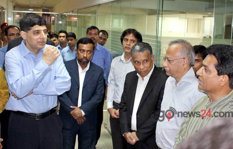 দেশের অন্যতম বৃহৎ শিল্প পরিবার প্রাণ-আরএফএল গ্রুপের প্রতিষ্ঠাতা ও প্রধান নির্বাহী মেজর জেনারেল (অব.) আমজাদ খান চৌধুরীর মৃত্যুর সংবাদ শুনে বৃহস্পতিবার প্রাণ-আরএফএল সেন্টারে ছুটে আসেন দেশের প্রতিষ্ঠিত ব্যবসায়ীরা।