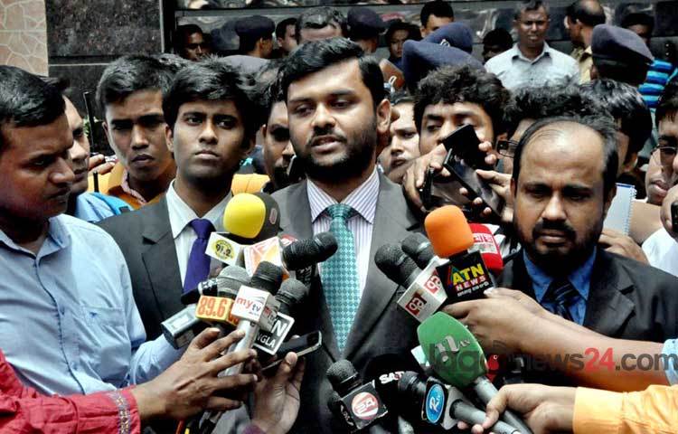 জামায়াতের সেক্রেটারি জেনারেল আলী আহসান মোহাম্মদ মুজাহিদের সঙ্গে শনিবার কারাগারে স্বাক্ষাতের পর সাংবাদিকদের সঙ্গে কথা বলেন তার পাঁচ আইনজীবী।