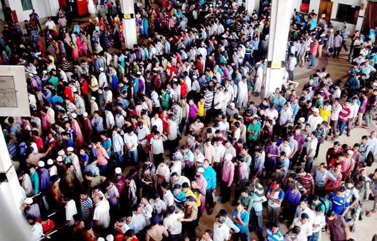 ঈদুল ফিতর উপলক্ষে বৃহস্পতিবার সকাল ৯টা থেকে ট্রেনের অগ্রিম টিকিট বিক্রি শুরু। সকাল থেকেই ছিল দেশের পশ্চিম ও পূর্বাঞ্চলের ট্রেনের অগ্রিম টিকিট সংগ্রহে ঘরমুখো মানুষের ভিড়