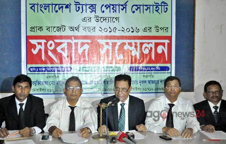 বুধবার ঢাকা রিপোর্টার্স ইউনিটিতে বাংলাদেশ ট্যাক্স পেয়ার্স সোসাইটির উদ্যোগে আয়োজিত এক সংবাদ সম্মেলনে উপস্থিত অতিথিবৃন্দ