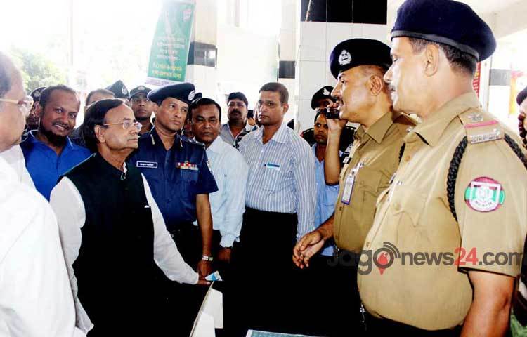 বৃহস্পতিবার সকালে কমলাপুর রেলস্টেশনের টিকিট বিক্রি কার্যক্রম পরিদর্শনে এসে সাংবাদিকদের সঙ্গে কথা বলেন রেলমন্ত্রী মুজিবুল হক