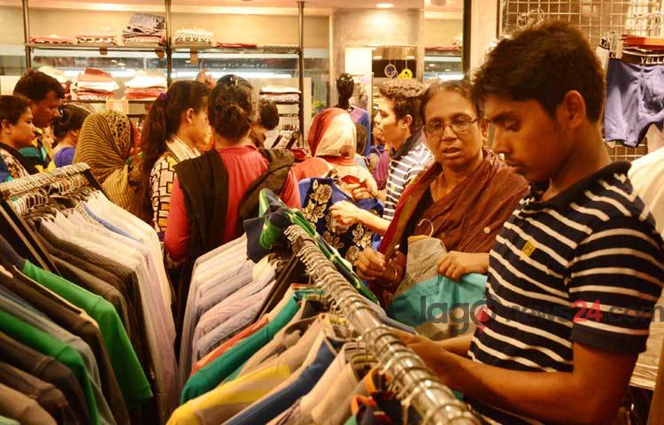 পবিত্র ঈদুল ফিতরকে সামনে রেখে ক্রেতাদের ভিড়ে জমজমাট হয়ে উঠেছে রাজধানীর বিভিন্ন শো রুম। ছবিটি&nbsp; বসুন্ধরা সিটি থেকে তোলা।