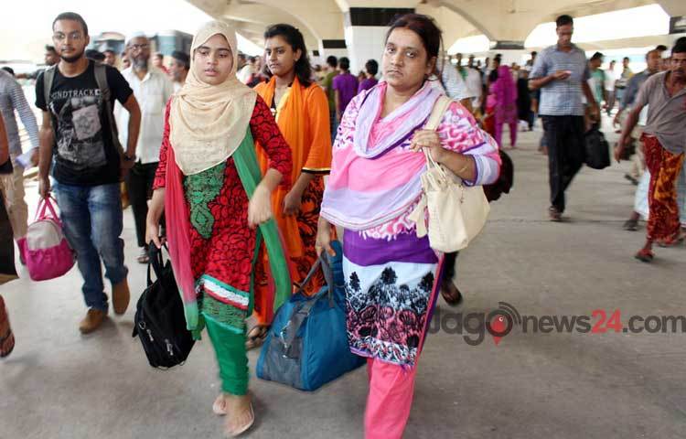 ঈদের ছুটিতে রাজধানী ঢাকা ছেড়ে নিজ এলাকায় যেতে শুরু করেছেন সাধারণ মানুষ। ছবিটি কমলাপুর রেল স্টেশন থেকে তোলা।