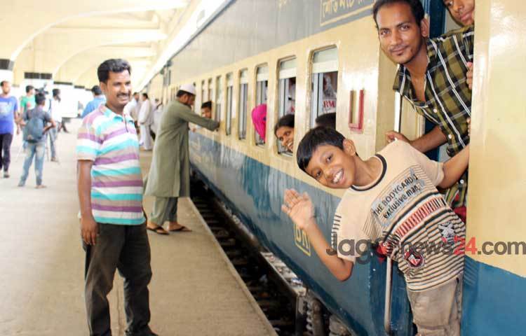 ঈদের ছুটিতে রাজধানী ঢাকা ছেড়ে নিজ এলাকায় যেতে শুরু করেছেন সাধারণ মানুষ। ছবিটি কমলাপুর রেল স্টেশন থেকে তোলা।