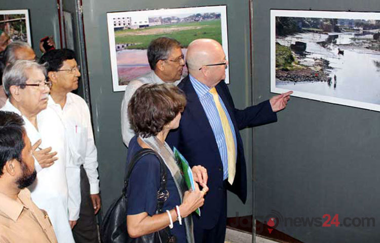 মঙ্গলবার জাতীয় জাদুঘরের কাব সুফিয়া কামাল মিলনায়তনে ১০ দিনব্যাপী বাঁচাও নদী শীতলক্ষ্যা র্শীষক একক আলোকচিত্র প্রদর্শনীর উদ্বোধন অনুষ্ঠানে উপস্থিত অতিথিবৃন্দ