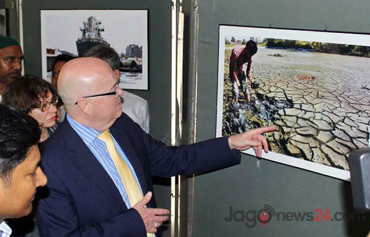 মঙ্গলবার জাতীয় জাদুঘরের কাব সুফিয়া কামাল মিলনায়তনে ১০ দিনব্যাপী বাঁচাও নদী শীতলক্ষ্যা র্শীষক একক আলোকচিত্র প্রদর্শনীর উদ্বোধন অনুষ্ঠানে উপস্থিত অতিথিবৃন্দ