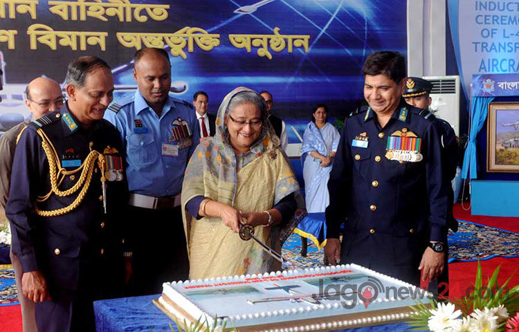 বাংলাদেশ বিমান বাহিনীতে এল-৪১০ পরিবহন প্রশিক্ষণ বিমান অন্তর্ভুক্তি উপলক্ষে বুধবার সকালে ঢাকা সেনানিবাসে আয়োজিত এক অনুষ্ঠানে প্রধানমন্ত্রী শেখ হাসিনা
