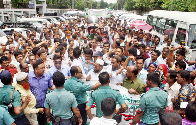 সমাজসেবা অধিদপ্তর চত্ত্বরে বুধবার বাংলাদেশের তৃতীয় শ্রেণি সরকারি কর্মচারী সমিতির স্বারকলিপি প্রদান কর্মসূচিতে পুলিশি বাধা