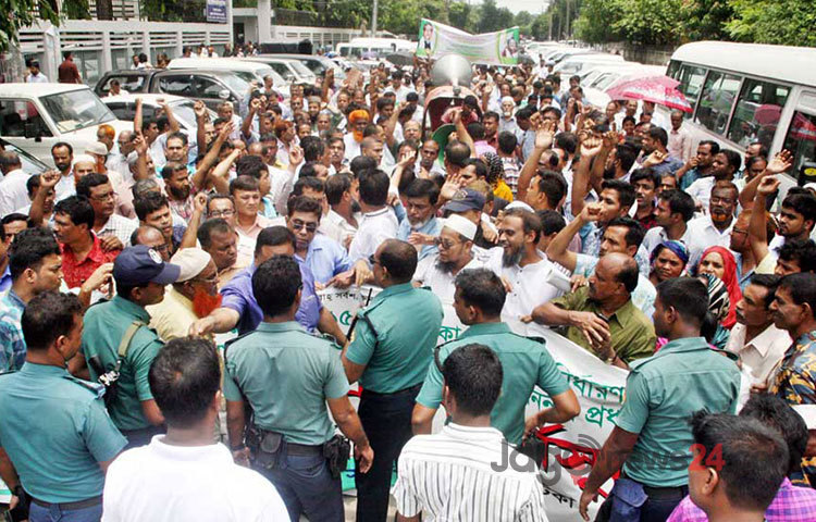 সমাজসেবা অধিদপ্তর চত্ত্বরে বুধবার বাংলাদেশের তৃতীয় শ্রেণি সরকারি কর্মচারী সমিতির স্বারকলিপি প্রদান কর্মসূচিতে পুলিশি বাধা