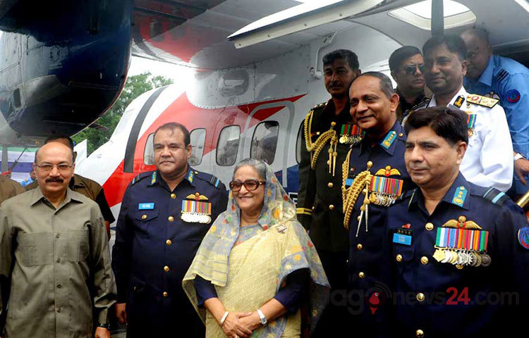 বাংলাদেশ বিমান বাহিনীতে এল-৪১০ পরিবহন প্রশিক্ষণ বিমান অন্তর্ভুক্তি উপলক্ষে বুধবার সকালে ঢাকা সেনানিবাসে আয়োজিত এক অনুষ্ঠানে প্রধানমন্ত্রী শেখ হাসিনা