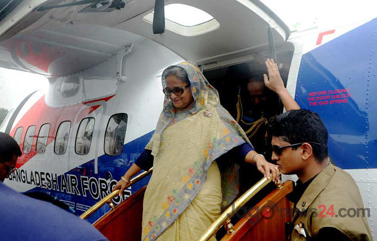 বাংলাদেশ বিমান বাহিনীতে এল-৪১০ পরিবহন প্রশিক্ষণ বিমান অন্তর্ভুক্তি উপলক্ষে বুধবার সকালে ঢাকা সেনানিবাসে আয়োজিত এক অনুষ্ঠানে প্রধানমন্ত্রী শেখ হাসিনা