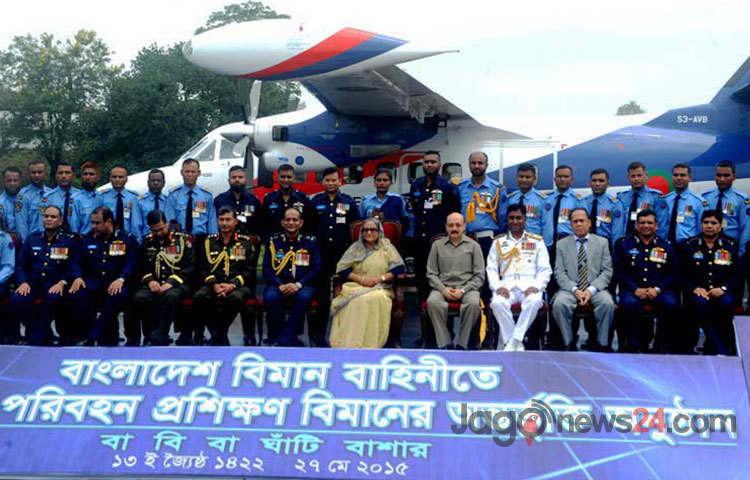 বাংলাদেশ বিমান বাহিনীতে এল-৪১০ পরিবহন প্রশিক্ষণ বিমান অন্তর্ভুক্তি উপলক্ষে বুধবার সকালে ঢাকা সেনানিবাসে আয়োজিত এক অনুষ্ঠানে প্রধানমন্ত্রী শেখ হাসিনা