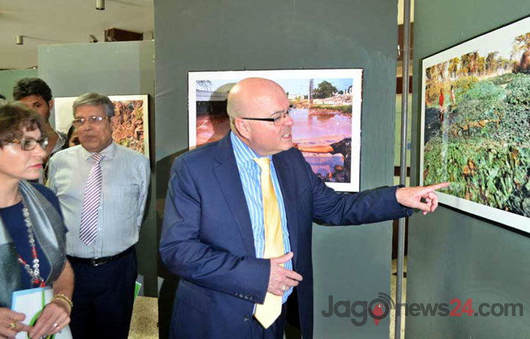 মঙ্গলবার জাতীয় জাদুঘরের কাব সুফিয়া কামাল মিলনায়তনে ১০ দিনব্যাপী বাঁচাও নদী শীতলক্ষ্যা র্শীষক একক আলোকচিত্র প্রদর্শনীর উদ্বোধন অনুষ্ঠানে উপস্থিত অতিথিবৃন্দ