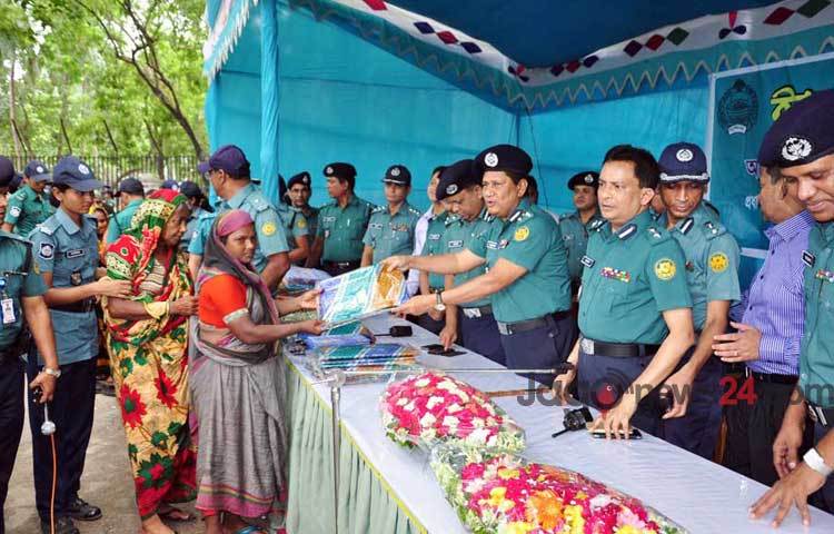 সোমবার দুপুরে রাজধানীর হাইকোর্ট মাজার সংলগ্ন এলাকায় দুস্থদের মাঝে ঈদবস্ত্র বিতরণ করেন ডিএমপি কমিশনার আছাদুজ্জামান মিয়া।