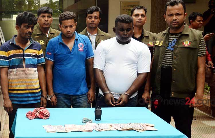 রাজধানীর এ্যালিফেন্ট রোড এলাকা থেকে তিন ডাকাতকে হাতেনাতে গ্রেফতার করে ডিএমপির গোয়েন্দা ও অপরাধ তথ্য বিভাগ।