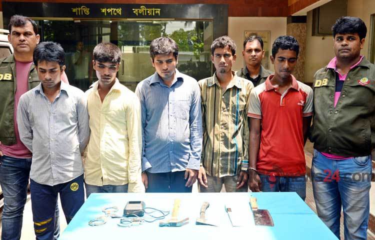 রাজধানীর রমনা থানাধীন ইস্কাটন গার্ডেন রোডস্থ হলি ফ্যামিলী রেড ক্রিসেন্ট মেডিকেল কলেজ হাসপাতালের সামনে অভিযান চালিয়ে পাঁচ ডাকাতকে গ্রেফতার করে ডিএমপির গোয়েন্দা ও অপরাধ তথ্য বিভাগ।