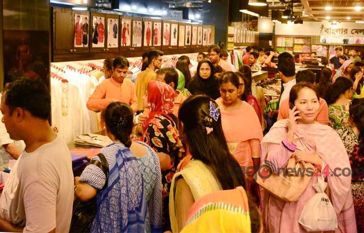 পবিত্র ঈদুল ফিতরকে সামনে রেখে ক্রেতাদের ভিড়ে জমজমাট হয়ে উঠেছে রাজধানীর বিভিন্ন শো রুম। ছবিটি&nbsp; বসুন্ধরা সিটি থেকে তোলা।