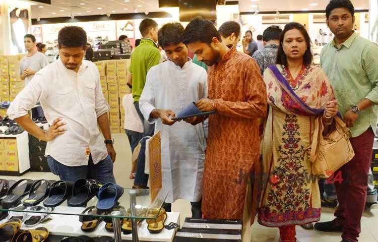 পবিত্র ঈদুল ফিতরকে সামনে রেখে ক্রেতাদের ভিড়ে জমজমাট হয়ে উঠেছে রাজধানীর বিভিন্ন শো রুম। ছবিটি&nbsp; বসুন্ধরা সিটি থেকে তোলা।