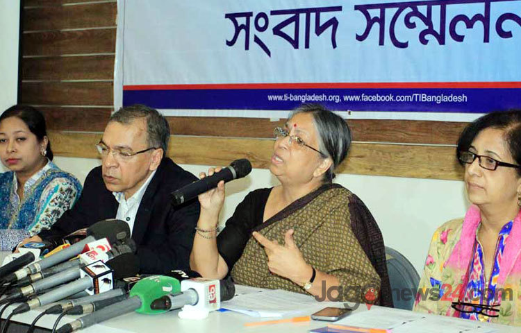 মঙ্গলবার ১২টায় ধানমণ্ডির মাইডাস সেন্টারে টিআইবির সম্মেলন কক্ষে আয়োজিত সংবাদ সম্মেলনে উপস্থিত অতিথিবৃন্দ