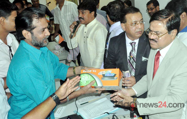 মঙ্গলবার রাজধানীর মতিঝিলে ফেডারেশন ভবনে বাংলাদেশ ব্যাংক ও এফবিসিসিআইয়ের সহযোগিতায় বিপণি বিতানে জালনোট শনাক্তকারী মেশিন হস্তান্তর