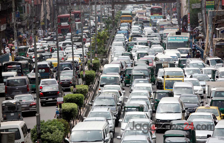 তীব্র যানজটে অনেকটা স্থবির রাজধানী। কর্মদিবসের শুরুতে নগরীর বিভিন্ন সড়কে তীব্র যানজট দেখা দেয়। ছবিটি ফার্মগেট এলাকা থেকে তোলা