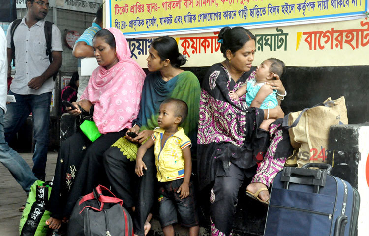 আসন্ন ঈদুল ফিতরে প্রিয় জনদের সঙ্গে ঈদ আনন্দ উপভোগ করতে বাড়ির উদ্দেশ্যে নগর ছাড়তে শুরু করেছেন ঘরমুখো মানুষ