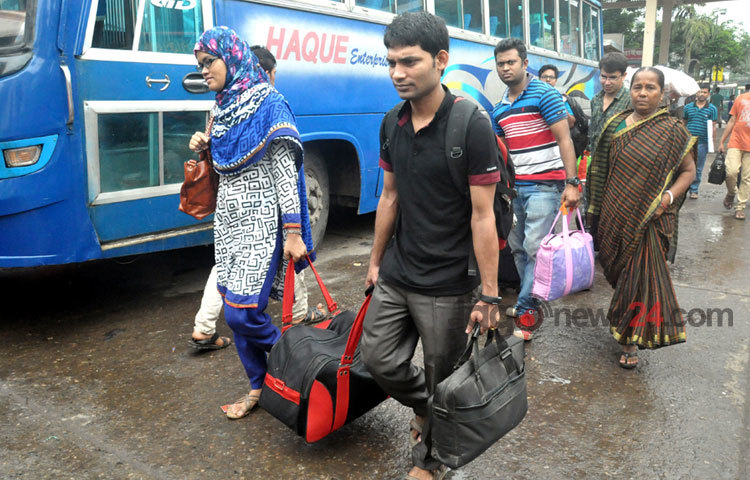 আসন্ন ঈদুল ফিতরে প্রিয় জনদের সঙ্গে ঈদ আনন্দ উপভোগ করতে বাড়ির উদ্দেশ্যে নগর ছাড়তে শুরু করেছেন ঘরমুখো মানুষ