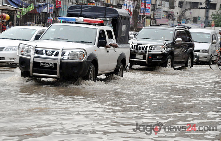 বৃহস্পতিবার সকালে রাজধানীর শান্তিনগর এলাকা জলাবদ্ধাতা পরিদর্শন করেন ঢাকা দক্ষিণ সিটি করপোরেশনের মেয়র সাঈদ খোকন