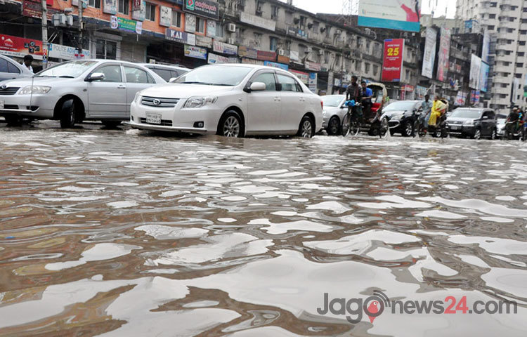 বৃহস্পতিবার সকালে রাজধানীর শান্তিনগর এলাকা জলাবদ্ধাতা পরিদর্শন করেন ঢাকা দক্ষিণ সিটি করপোরেশনের মেয়র সাঈদ খোকন