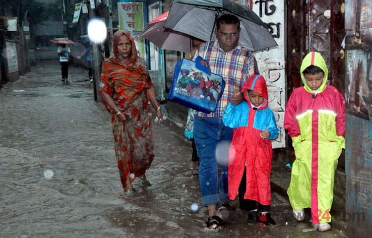 নগরে জলাবদ্ধতায় ভোগান্তির শিকার স্কুলগামী শিক্ষার্থীরা