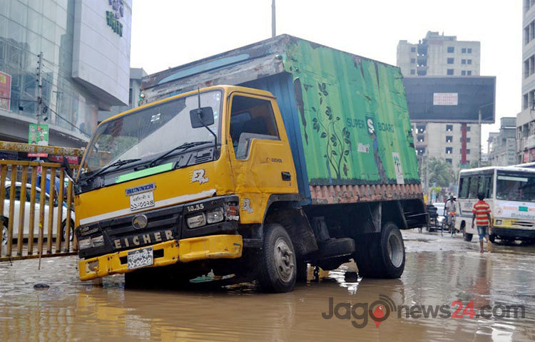 বৃহস্পতিবার সকাল থেকে শুরু হওয়া বৃষ্টিতে তাপদাহের তীব্রতা কমলেও, রাজধানীতে সৃষ্টি হয় জলাবদ্ধতা । ছবিটি মৌচাক এলাকা থেকে তোলা