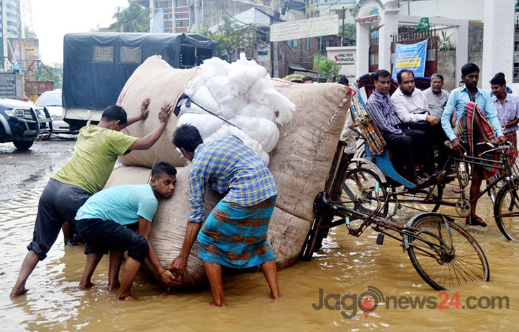 বৃহস্পতিবার সকাল থেকে শুরু হওয়া বৃষ্টিতে তাপদাহের তীব্রতা কমলেও, রাজধানীতে সৃষ্টি হয় জলাবদ্ধতা । ছবিটি মৌচাক এলাকা থেকে তোলা