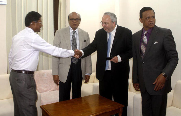 সোমবার দুপুর ১টায় সুপ্রিমকোর্ট বারের সভাপতির কক্ষে অ্যানগ্রিয়ান জন বারের নেতাদের সঙ্গে মতবিনিময় করেন ব্রিটিশ হাইকমিশনের রাজনৈতিক শাখার প্রধান অ্যানগ্রিয়ান জন