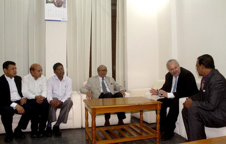 সোমবার দুপুর ১টায় সুপ্রিমকোর্ট বারের সভাপতির কক্ষে অ্যানগ্রিয়ান জন বারের নেতাদের সঙ্গে মতবিনিময় করেন ব্রিটিশ হাইকমিশনের রাজনৈতিক শাখার প্রধান অ্যানগ্রিয়ান জন