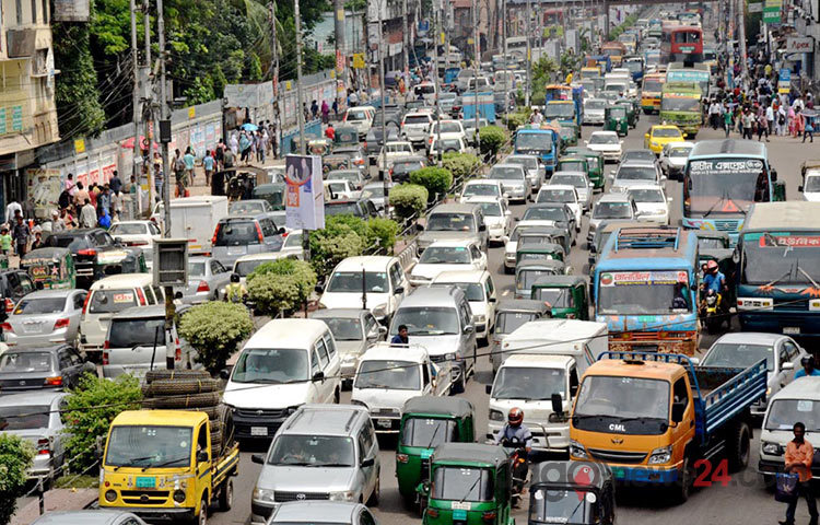 তীব্র যানজটে অনেকটা স্থবির রাজধানী। কর্মব্যস্ত নগরীর বিভিন্ন সড়কে তীব্র যানজট দেখা দেয়। ছবিটি ফার্মগেট এলাকা থেকে তোলা