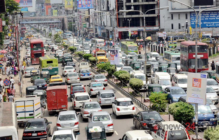 তীব্র যানজটে অনেকটা স্থবির রাজধানী। কর্মব্যস্ত নগরীর বিভিন্ন সড়কে তীব্র যানজট দেখা দেয়। ছবিটি ফার্মগেট এলাকা থেকে তোলা